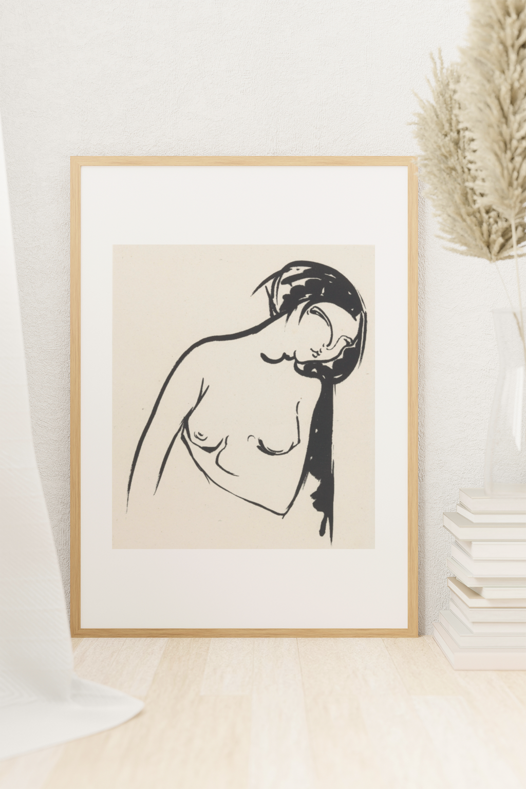 Naakte vrouw die haar borst aanraakt